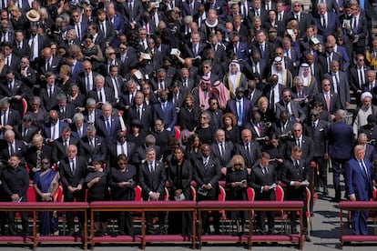 Tribuna de autoridades mundiales que asisten al funeral del papa Francisco. 