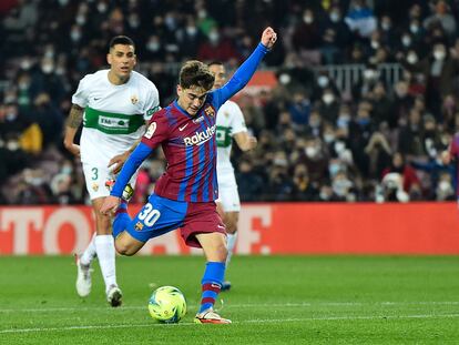 Gavi, en el momento de marcar su primer gol como azulgrana.