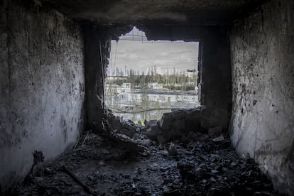 ACNUR, la agencia de la ONU para los refugiados, ha elevado este lunes a más de 5,2 millones el número de personas que han huido de Ucrania como consecuencia del intento de invasión militar de Rusia. En la imagen, la vista desde el interior de una vivienda destruida en la ciudad de Járkov, en el noreste.