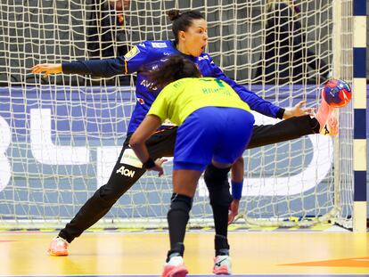 Darly Zoqbi detiene un lanzamiento a Ana Paula, durante el Brasil-España del pasado domingo en el Mundial de balonmano.