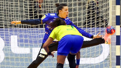 Darly Zoqbi detiene un lanzamiento a Ana Paula, durante el Brasil-España del pasado domingo en el Mundial de balonmano.