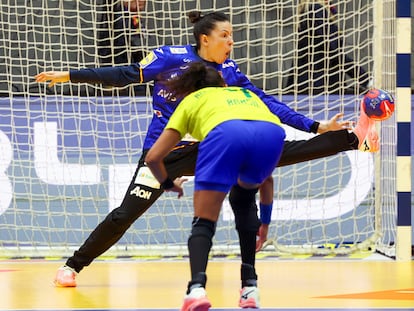 Darly Zoqbi detiene un lanzamiento a Ana Paula, durante el Brasil-España del pasado domingo en el Mundial de balonmano.