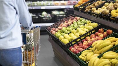 Lineal de fruta en un supermercado de Aldi.