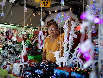 Una mujer vende decoración navideña en una feria local de Valparaíso (Chile), en diciembre de 2022.