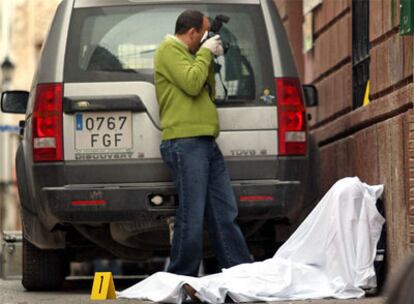 Cadáver del hombre que apuñaló a su familia y se suicidó, ayer en Caravaca.