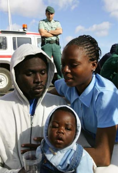 El nigeriano Fana Ormahda, en el momento de reunirse con su familia.