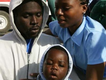 El nigeriano Fana Ormahda, en el momento de reunirse con su familia.