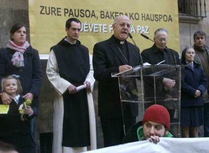 El obispo de Bilbao y presidente de la Conferencia Episcopal Española, Ricardo Blázquez, se dirige a los manifestantes en la plazuela de Santiago.