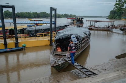 Barcos atracados en el puerto de Cartagena del Chaira, donde el tráfico fluvial está interrumpido durante el paro armado.