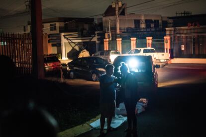 Los apagones en la isla han sido una constante desde que se asignó a Luma como la empresa responsable de la distribución de electricidad en Puerto Rico, en junio de 2021. En la imagen, una avenida de San Juan durante un apagón el 11 de febrero. 