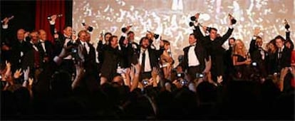 Miembros del equipo de <i>El retorno del rey</i> (con Peter Jackson en el centro), muestran ayer a sus <i>fans</i> en Los Ángeles los 11 <i>oscars</i> obtenidos por la tercera parte de la trilogía <i>El señor de los anillos.</i>