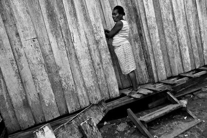 Una mujer desplazada, ingresa a su casa de madera, cerca a Tumaco, Nariño, el 15 de junio de 2010.