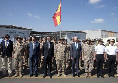 Rajoy, Morenés y el jefe del Estado Mayor, con las tropas en Yibuti./ @marianorajoy