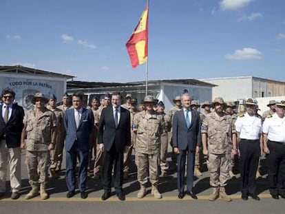 Rajoy, Morenés y el jefe del Estado Mayor, con las tropas en Yibuti./ @marianorajoy