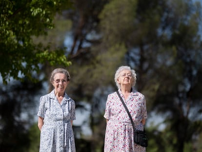 Dionisia y María López de la Rosa, en el parque de la Virgen Blanca, al que acuden a diario.