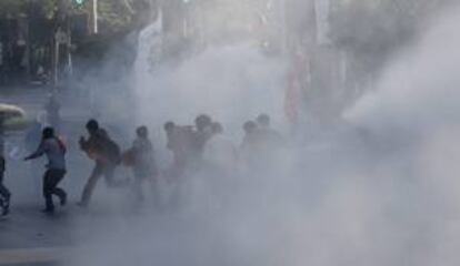 Manifestantes se enfrentan a policas antidisturbios turcos durante una marcha con motivo del Primero de Mayo, Da del Trabajo, en Estambul.