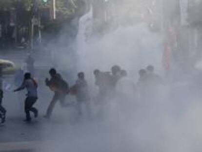 Manifestantes se enfrentan a policías antidisturbios turcos durante una marcha con motivo del Primero de Mayo, Día del Trabajo, en Estambul.