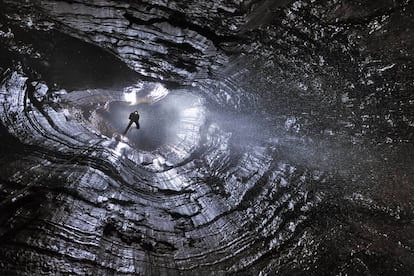 Abismo de Xinu Attic, en las cavernas de Wang Dong (China), un vasto complejo de galerías en la provincia de Chongquing.