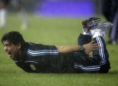 Maradona celebra con un planchazo el triunfo de Argentina sobre Perú.