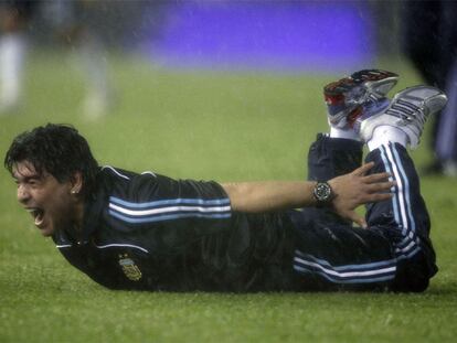 Maradona celebra con un planchazo el triunfo de Argentina sobre Perú.