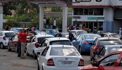 Colas para repostar combustible el pasado 19 de septiembre en La Habana. 