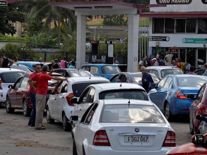 Colas para repostar combustible el pasado 19 de septiembre en La Habana. 
