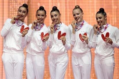 Ana Arnau, Inés Bergua, Mireia Martínez, Patricia Pérez y Salma Solaún, con la medalla de bronce del Mundial.