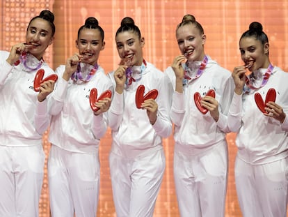 Ana Arnau, Inés Bergua, Mireia Martínez, Patricia Pérez y Salma Solaún, con la medalla de bronce del Mundial.