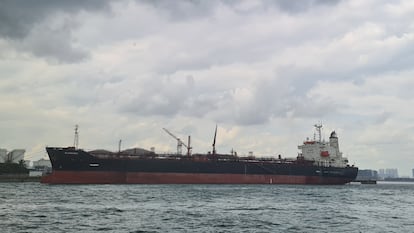 El barco noruego de transporte de petróleo Blaamanen en el puerto de Singapur, la semana pasada.