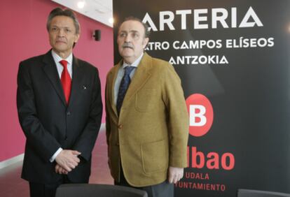 El director del Teatro Campos, Ignacio Casado, en Bilbao en la presentación de su programación inaugural junto al director general de Arteria, Ramiro Osorio.