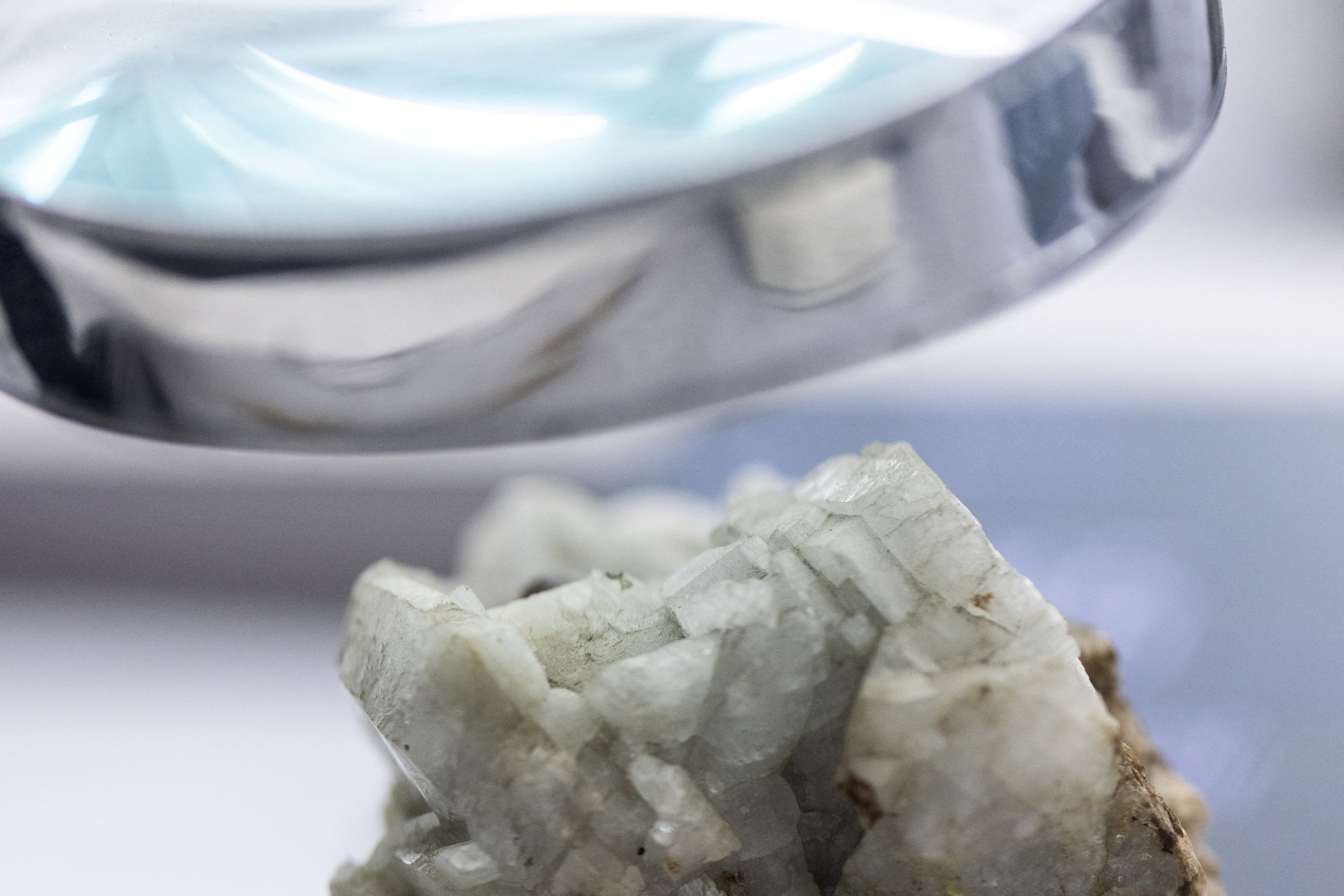 Ejemplar de monacita, uno de los minerales que pertenece al grupo de las tierras raras, el 14 de octubre en Pekín.