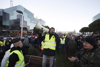 El recinto ferial de Madrid está siendo otro punto caliente de la capital española. Decenas de taxis han estacionado en sus alrededores. Precisamente, es en Ifema donde este miércoles arrancará Fitur y el temor de las autoridades y los organizadores es que la huelga impacte en una de las ferias más importantes en España. El temor también se extiende al Mobile World Congress de Barcelona, pues los taxistas de esa ciudad han amenazado con boicotearlo si no se regula con limitaciones los VTC.