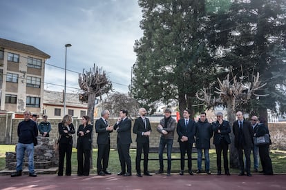 Adriana Lastra, Alfonso Fernández Mañueco y el alcalde de Villablino, Mario Rivas, entre otras autoridades, esperan en Villablino (León) la llegada de los féretros de los mineros fallecidos ayer en la mina asturiana de Degaña.