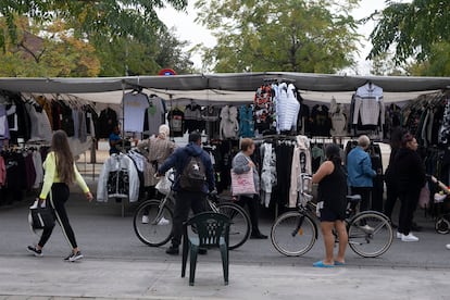 Mercadillo ambulante en las Tres Mil Viviendas de Sevilla, el pasado jueves.