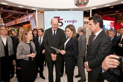 La Reina Letizia junto a Pablo Vázquez Vega, presidente de Renfe, con la revista 'Club', que edita PRISA Revistas.