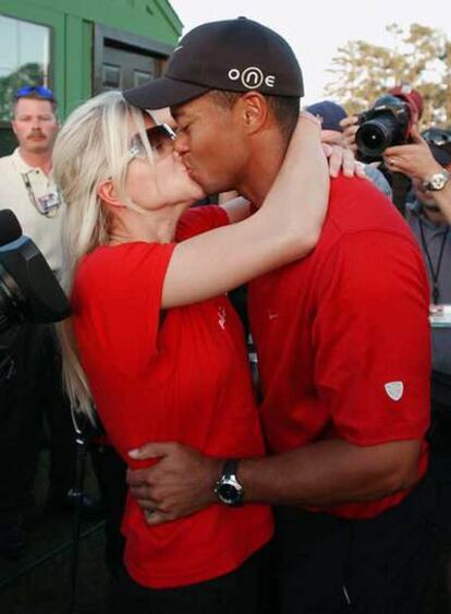 Tiger Woods besa a su mujer tras ganar el Open de Augusta de 2005.