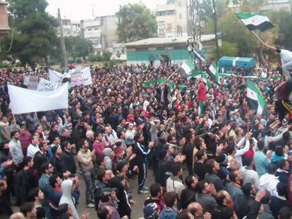 Manifestación de protesta contra el régimen sirio en Homs, tras la plegaria del viernes.