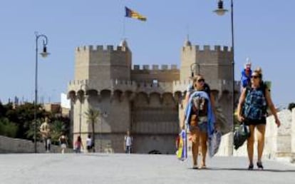 Unas turistas cruzan el Puente de Serranos en Valencia. EFE/Archivo