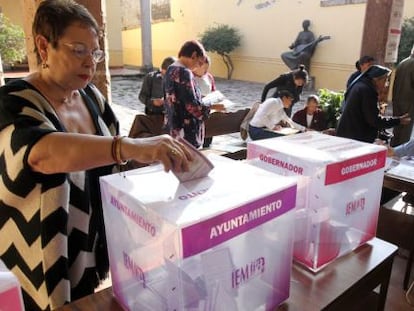 Una mesa electoral en Michoacán.
