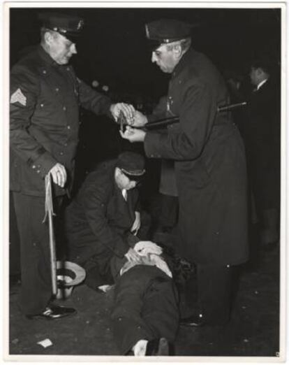 Weegee fotografía a un atracador muerto tras un tiroteo.