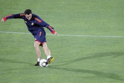 Xavi ensaya la <i>rabona</i> en el entrenamiento de ayer en Durban.