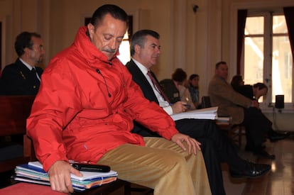 Julián Muñoz (en primer término) y Juan Antonio Roca, durante la última sesión del juicio celebrado en Málaga, el 28 noviembre de 2007.
