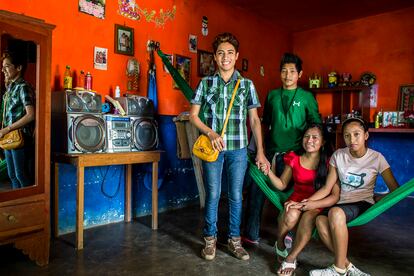 José, de 16 años, con su madre y sus hermanos. Todavía no sabe si es muxe, pero ya se maquilla y a veces utiliza accesorios femeninos, como bolsos.