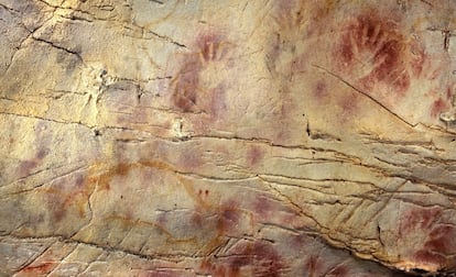 Estas manos pintadas en la cueva El Castillo, en Cantabria, son las pinturas rupestres más antiguas de Europa y se hicieron tras el evento Laschamps.