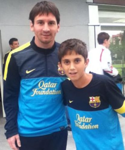 En Ben, amb el seu ídol Leo Messi, abans d'un entrenament del primer equip.