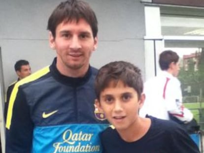 En Ben, amb el seu ídol Leo Messi, abans d'un entrenament del primer equip.