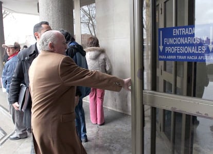 Rom&amp;aacute;n Sanahuja, en la entrada de los juzgados de Plaza Castilla, en 2011.