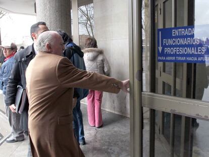 Rom&amp;aacute;n Sanahuja, en la entrada de los juzgados de Plaza Castilla, en 2011.