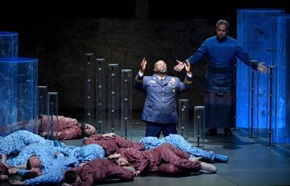 Russell Thomas (Idomeneo) y Jonathan Lemalu (Neptuno), en un pasaje de la producción de Idomeneo estrenada en el Festival de Salzburgo.