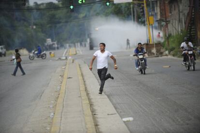 Uno de los familiares de presos de la cárcel Rodeo (I y II) corre de la intervención militar que ha vivido hoy los alrededores del centro penitenciario, cerca de Caracas.